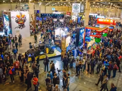 Толпа посетителей на выставке ИгроМир и Comic Con Russia 2016 с различными игровыми зонами и стендами