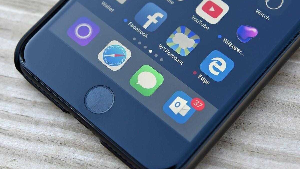 Экран смартфона с иконками приложений и браузером Edge