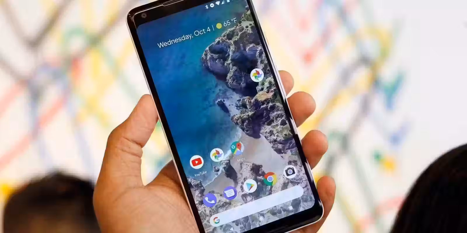 Смартфон Google Pixel 6 с главным экраном и приложениями