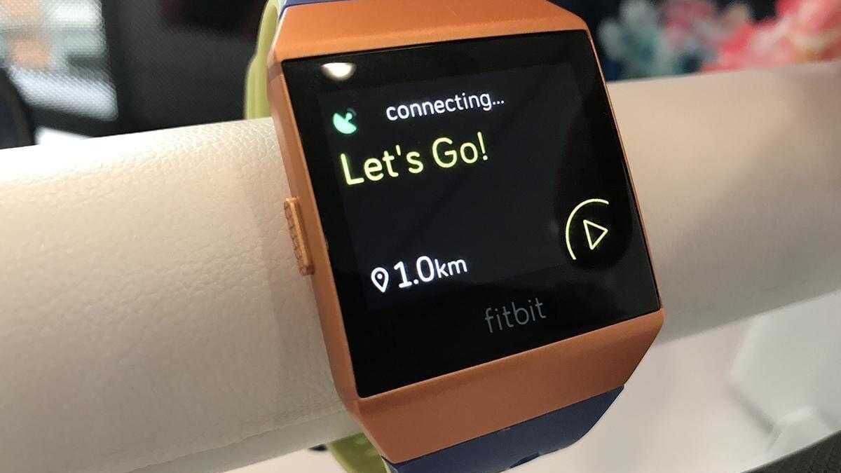 умные часы Fitbit Ionic с дисплеем на руке