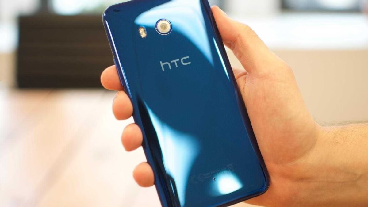 Задняя панель HTC U с синевой и отражением