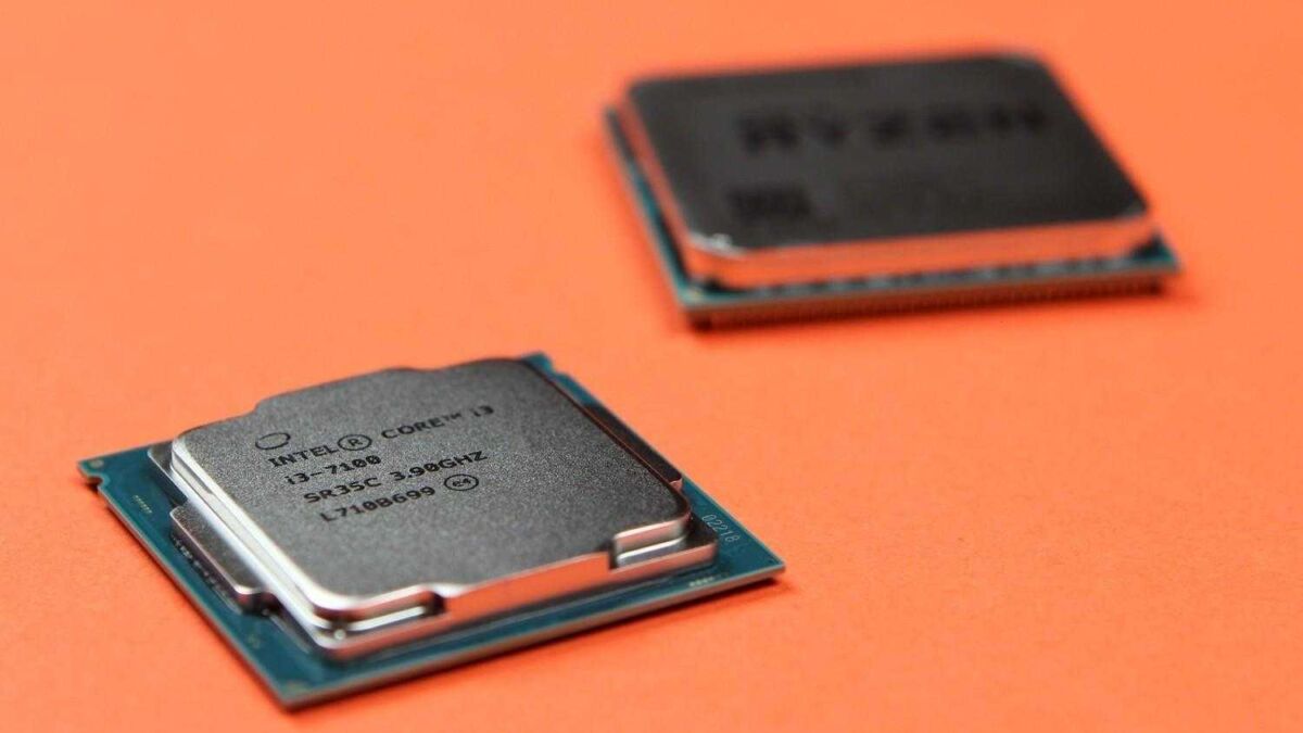 Компьютерный процессор Intel Core 8-го поколения на оранцевом фоне
