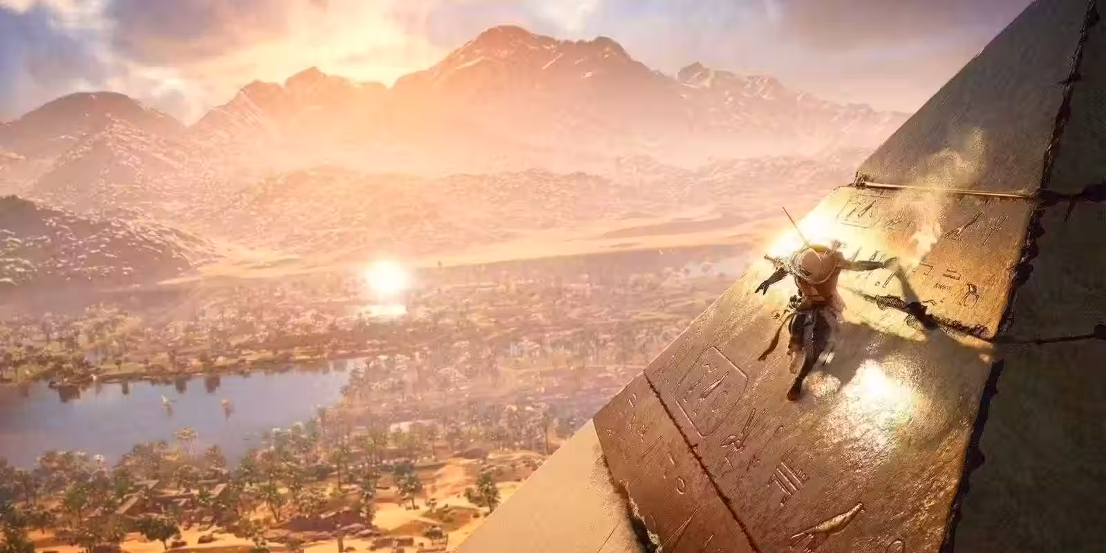 Герой из Assassin’s Creed Origins карабкается по пирамиде с иероглифами