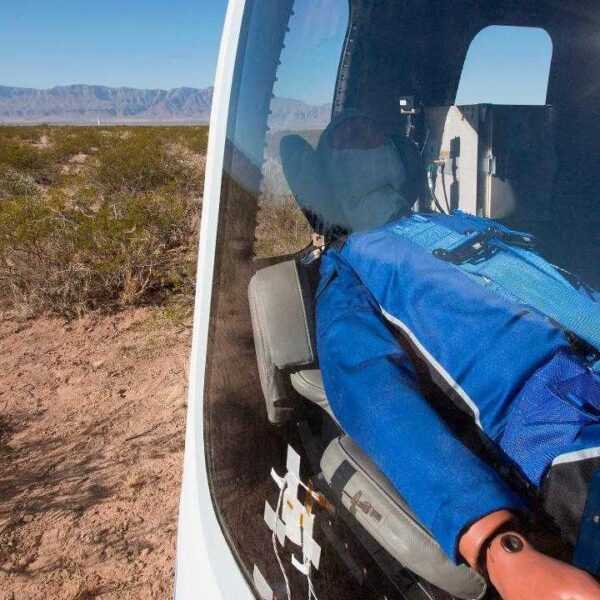 Как будет выглядеть полёт в космос для пассажиров Blue Origin? (171213140323 mannequin skywalker blue origin 1280x720 1)