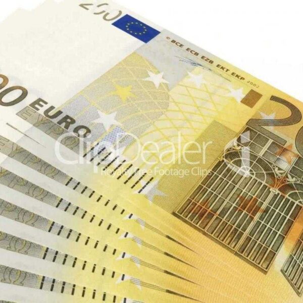 Лимит на беспошлинный ввоз из-за рубежа будет снижен до 200€ (7 1616948 Animated CGI 200 euros banknotes 2)