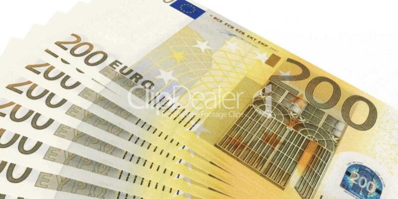 Лимит на беспошлинный ввоз из-за рубежа будет снижен до 200€ (7 1616948 Animated CGI 200 euros banknotes 2)