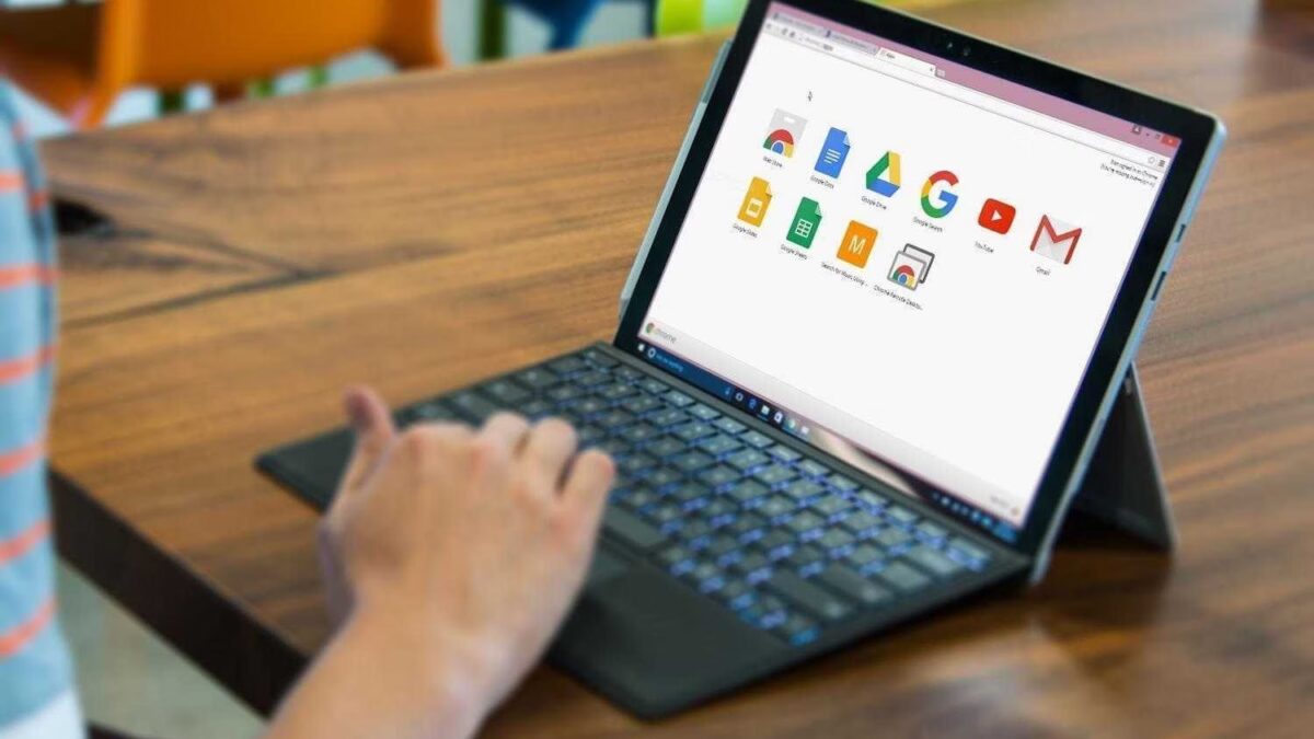 Ноутбук с открытым магазином приложений Chrome на экране