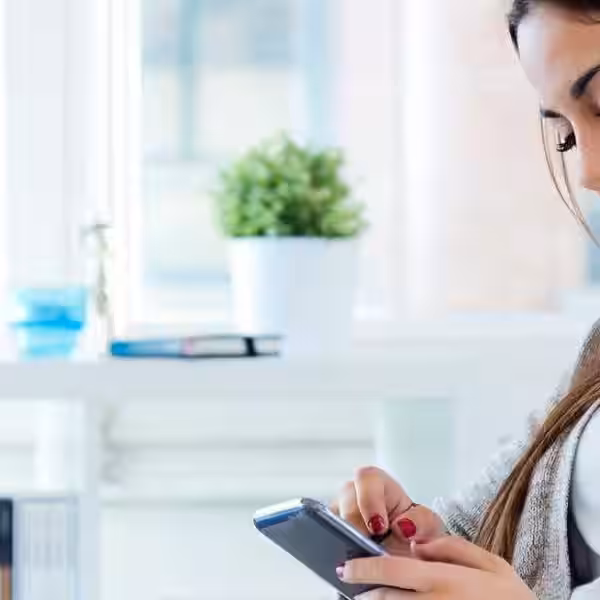 150316 Woman Smartphone 1600