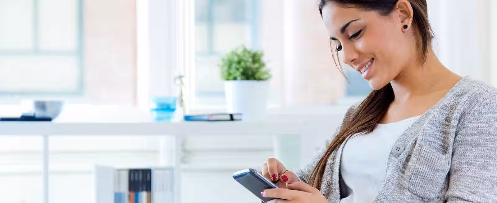 Gartner: через три года смартфоны с 5G начнут массово приходить на рынок 1 150316 Woman Smartphone 1600