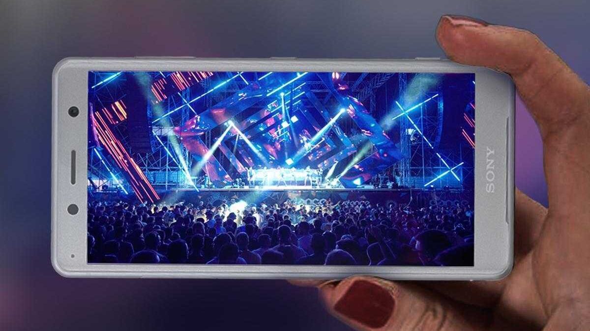 Смартфоны OPPO Reno15 Pro и умные часы Watch S на фоне дизайна