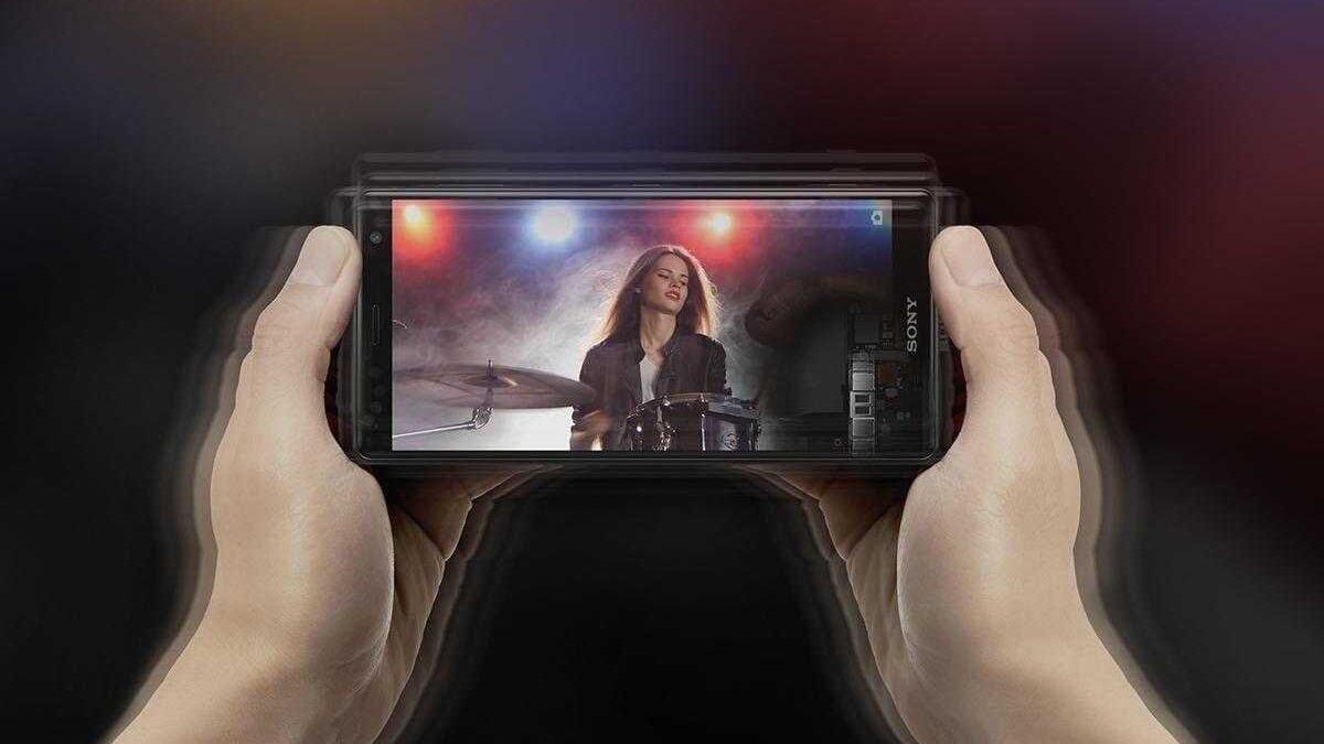 Складной дисплей Lenovo Legion Go Fold с интерфейсом вина