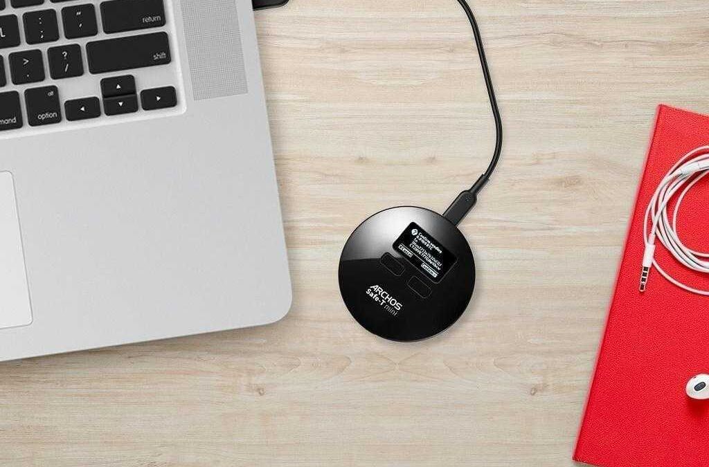 Круглое устройство Archos Safe-T mini с кабелем на столе