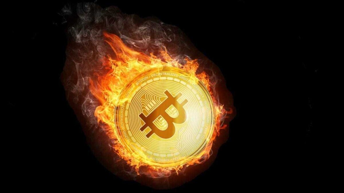 Криптовалютная монета Биткоин с огнем и дымом