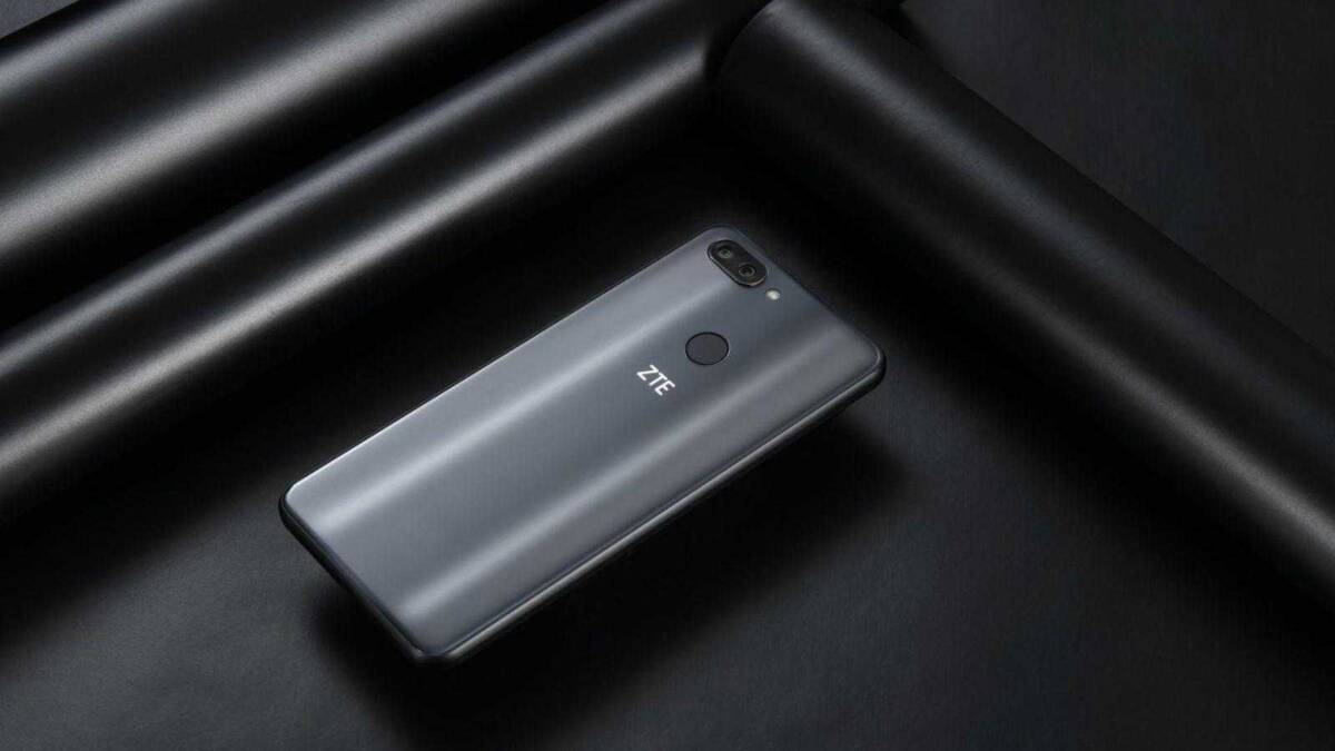 Задняя часть смартфона ZTE Blade V9 на черном фоне