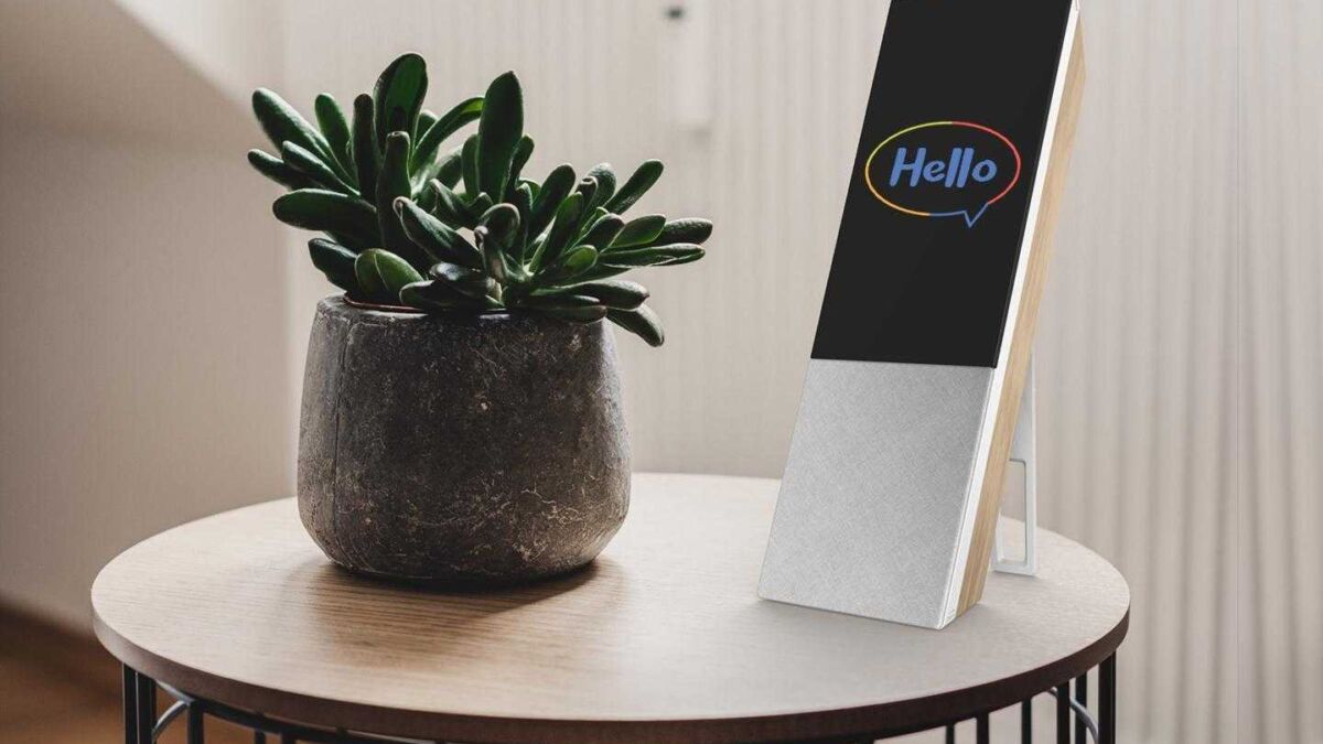 Умный дисплей Hello от Archos на деревянной полке