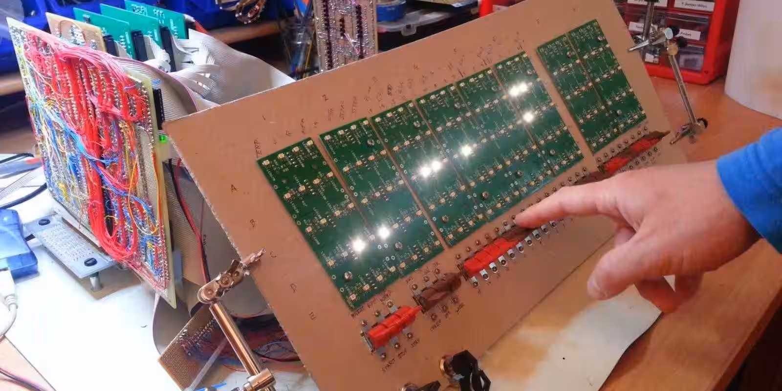 Видеоблогер создал 8-битный процессор из подручных материалов 1 maxresdefault