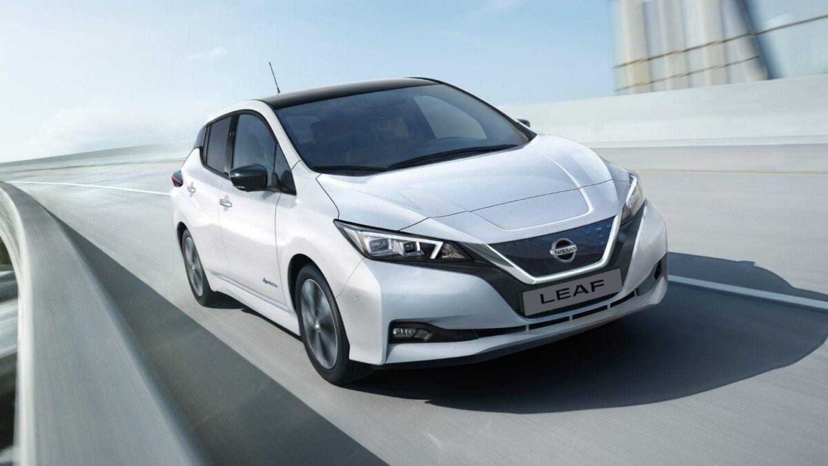 Электромобиль Nissan Leaf на ходу по мосту