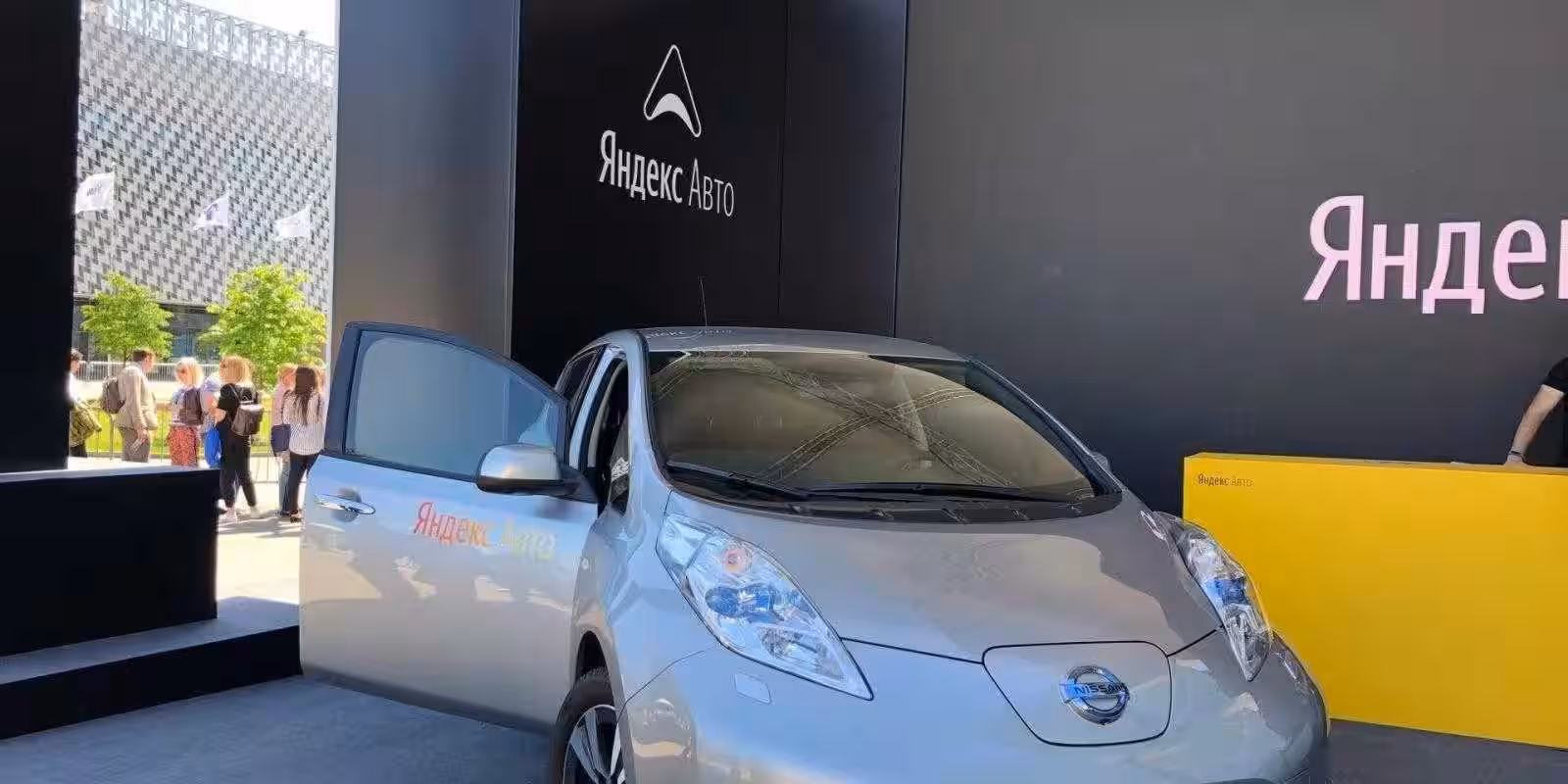 YaC 2018. Nissan Leaf стал основой концепт-кара Яндекс.Авто 2 Elektromobil Nissan Leaf stal osnovoj kontsept kara YAndeks.Avto