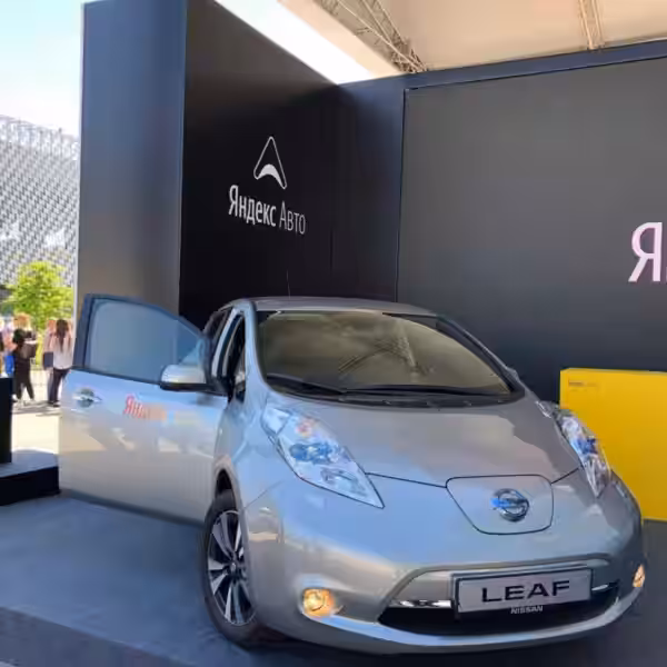 Elektromobil Nissan Leaf stal osnovoj kontsept kara YAndeks.Avto