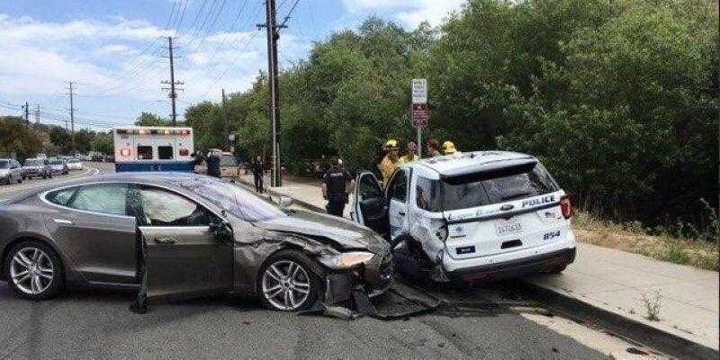Tesla на автопилоте врезалась в полицейскую машину (Laguna Tesla)