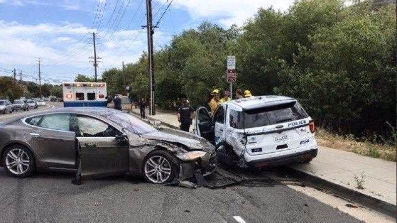 Tesla на автопилоте врезалась в полицейскую машину 2 Laguna Tesla