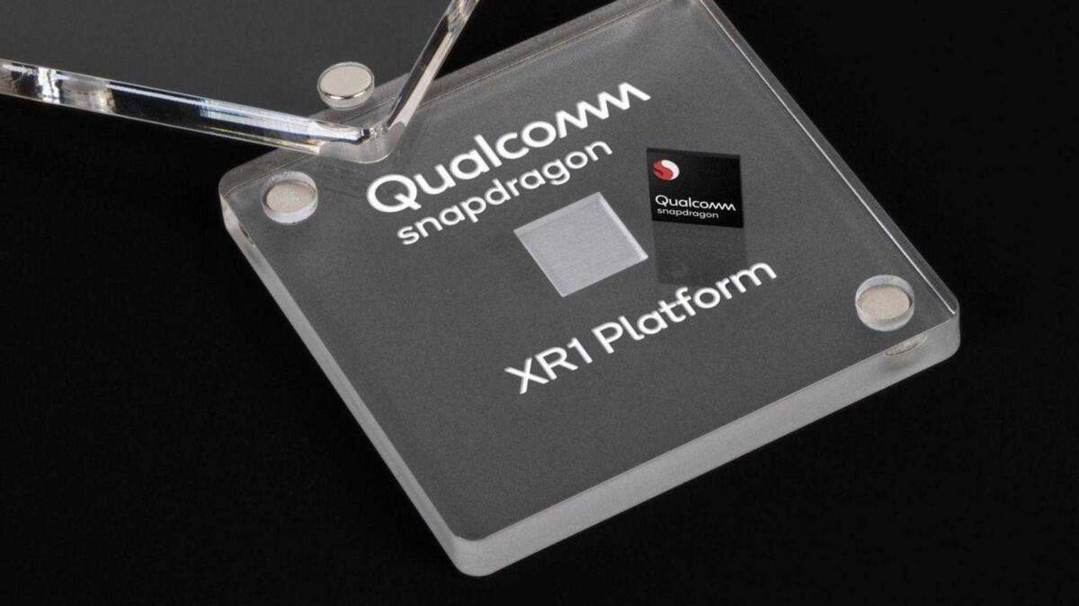 кристалл чипа Snapdragon XR1 платформы Qualcomm на прозрачной подставке