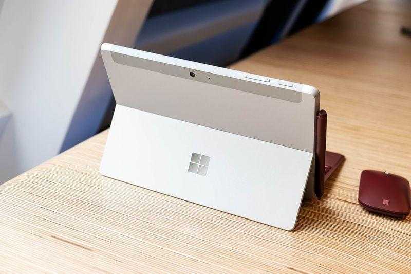 Microsoft выпустил 10-дюймовый планшет Surface Go (dseifert 180625 2693 0005)