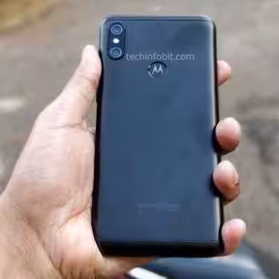 Рука держит складной смартфон Huawei с двойной камерой
