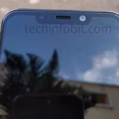 Экран смартфона Huawei с отражением неба и деревьев