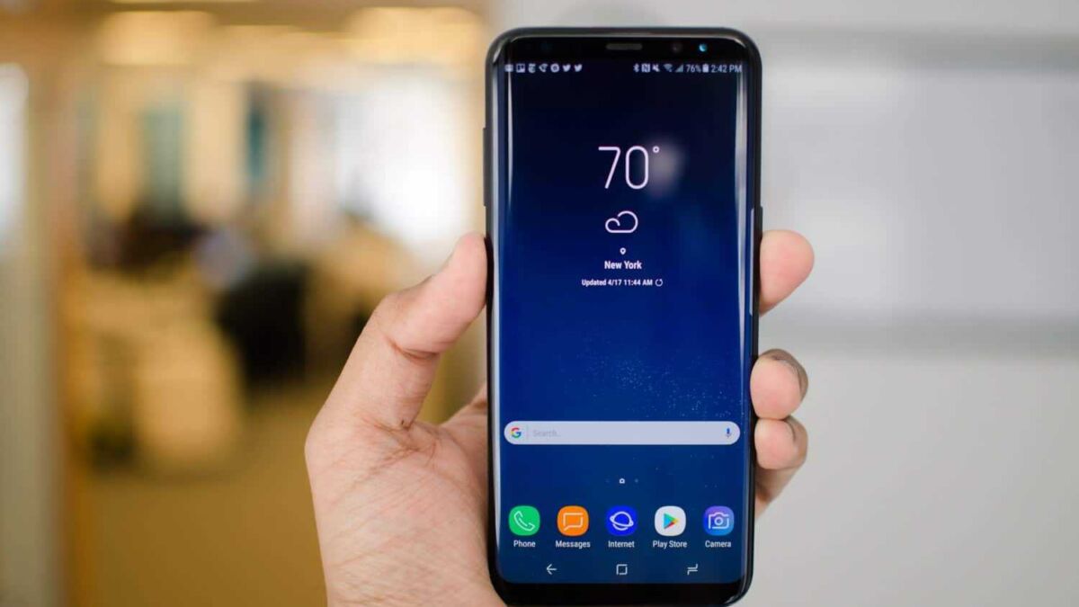 Смартфон Samsung Galaxy A в руке с отображением интерфейса