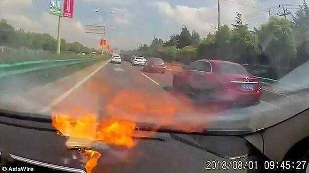 Автомобиль со взорвавшимся аккумулятором iPhone внутри