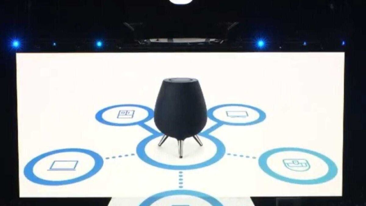 Черная умная колонка Galaxy Home на сцене с диаграммой устройств