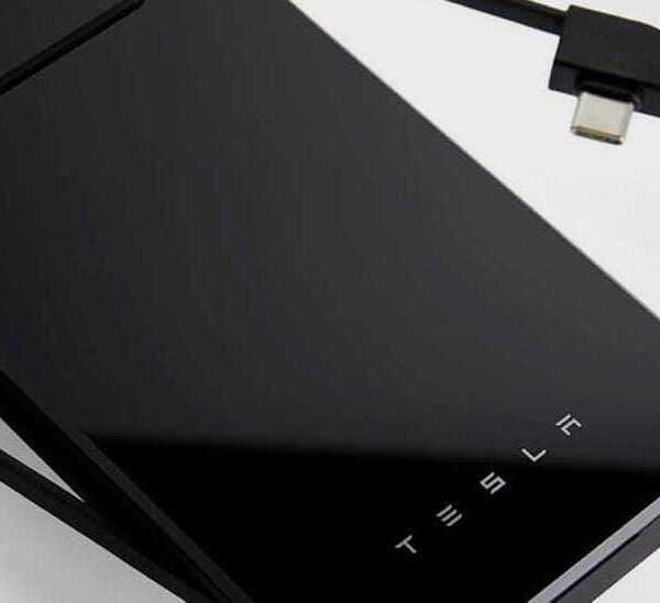 Tesla выпустила беспроводную портативную зарядку для iPhone (TeslCgargeM)