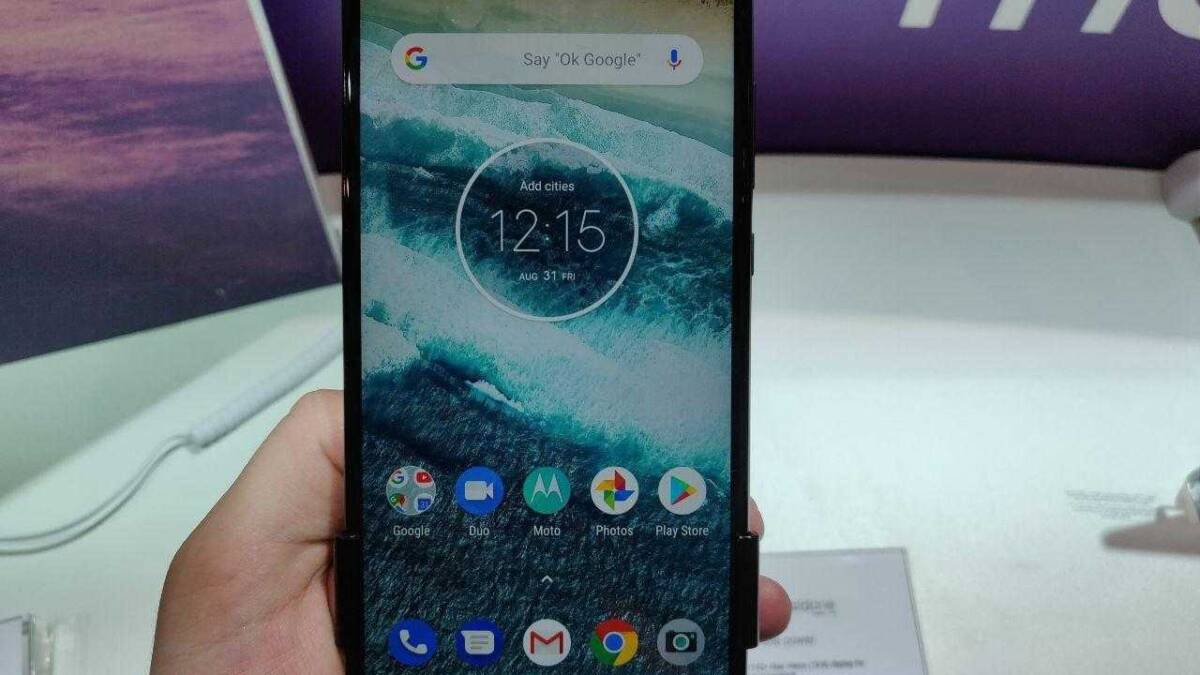 Смартфон Motorola One на ручной выставке дисплейный интерфейс
