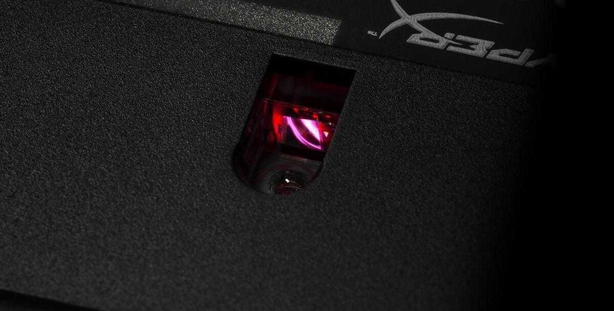 Вид снизу игровой мыши HyperX Pulsefire FPS с подсветкой