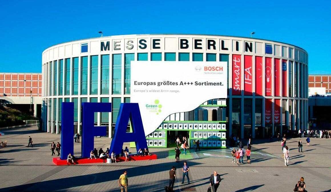 Конференц-зал Messe Berlin на выставке iFA 2018 с большим названием театральной сценой и людьми перед входом