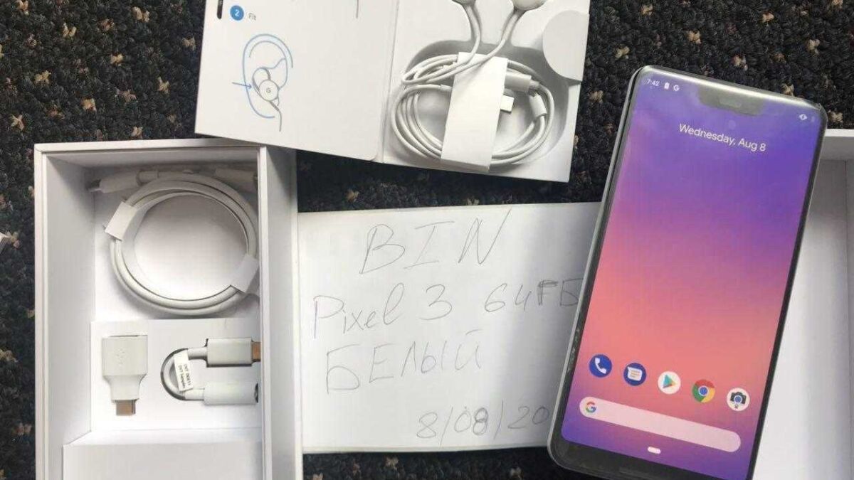 Розпакованное устройство Google Pixel 3 с комплектом
