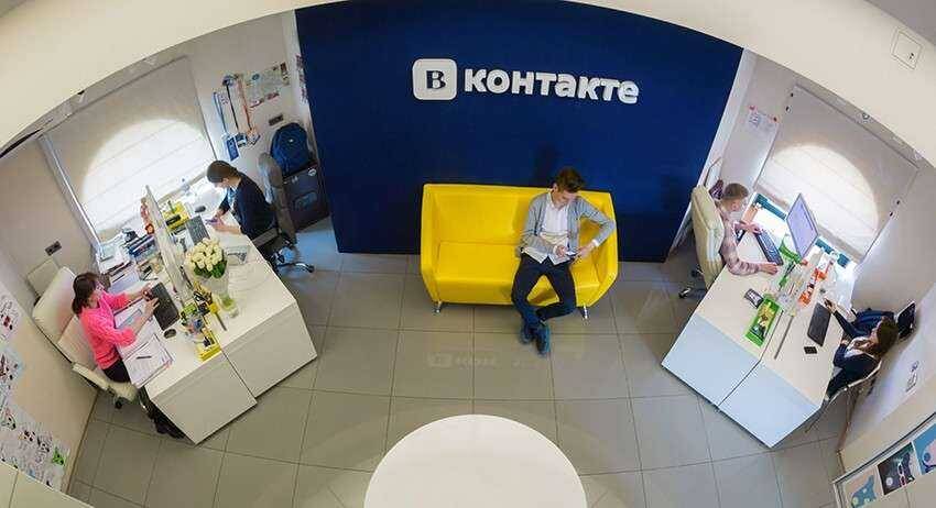 Посетители офиса ВКонтакте в зоне ожидания с ноутбуками и планшетом