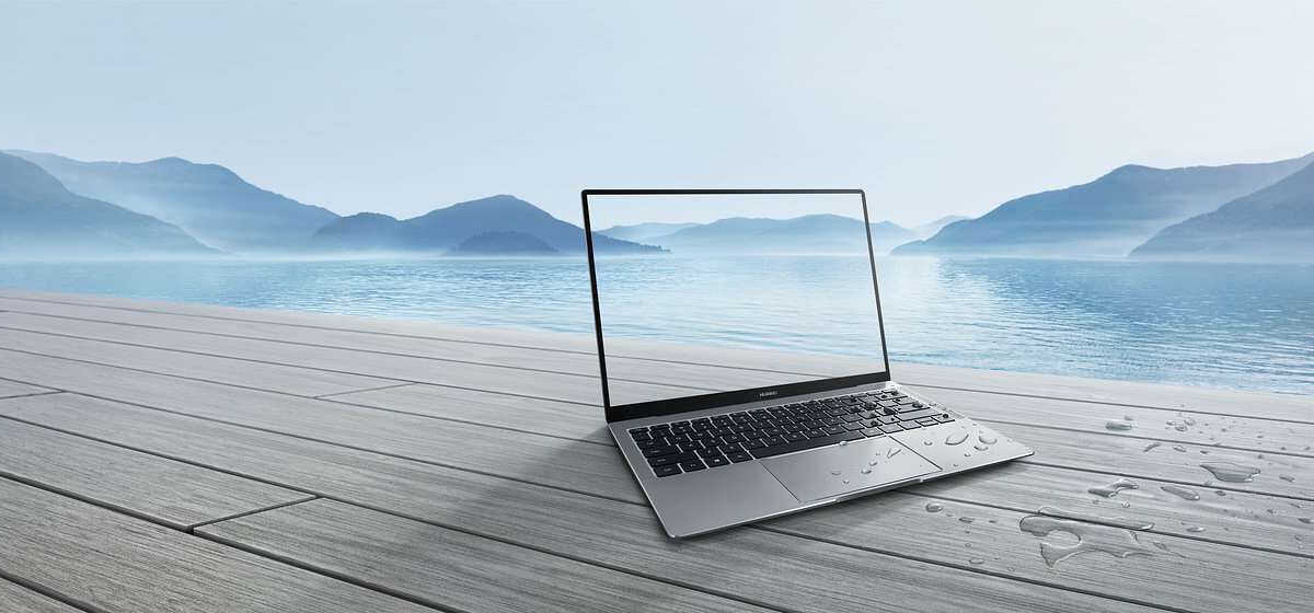Легкий ноутбук Huawei MateBook X Pro на деревянном полу у озера