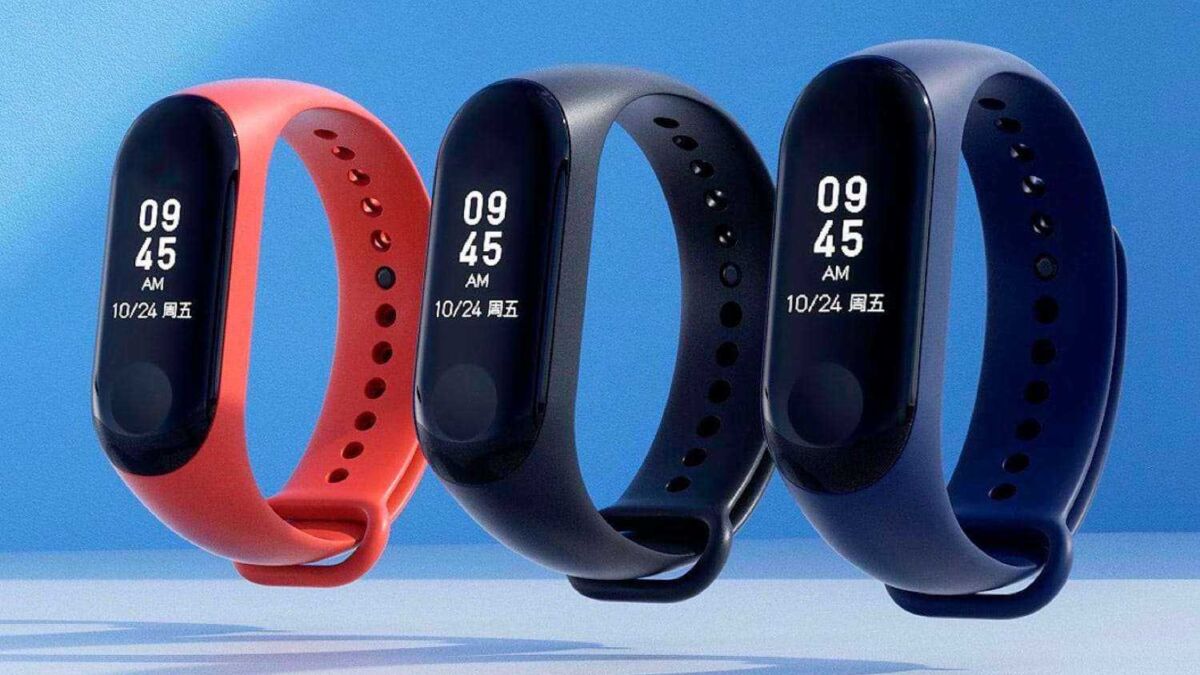 Три фитнес-браслета Xiaomi Mi Band 3 с NFC на синем фоне