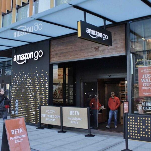Amazon открыл в Чикаго магазин без кассиров (amazon go in seattle december 2016)