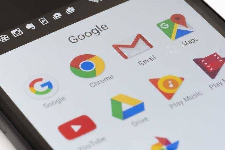 Экран смартфона с приложениями Google и значками Gmail и YouTube
