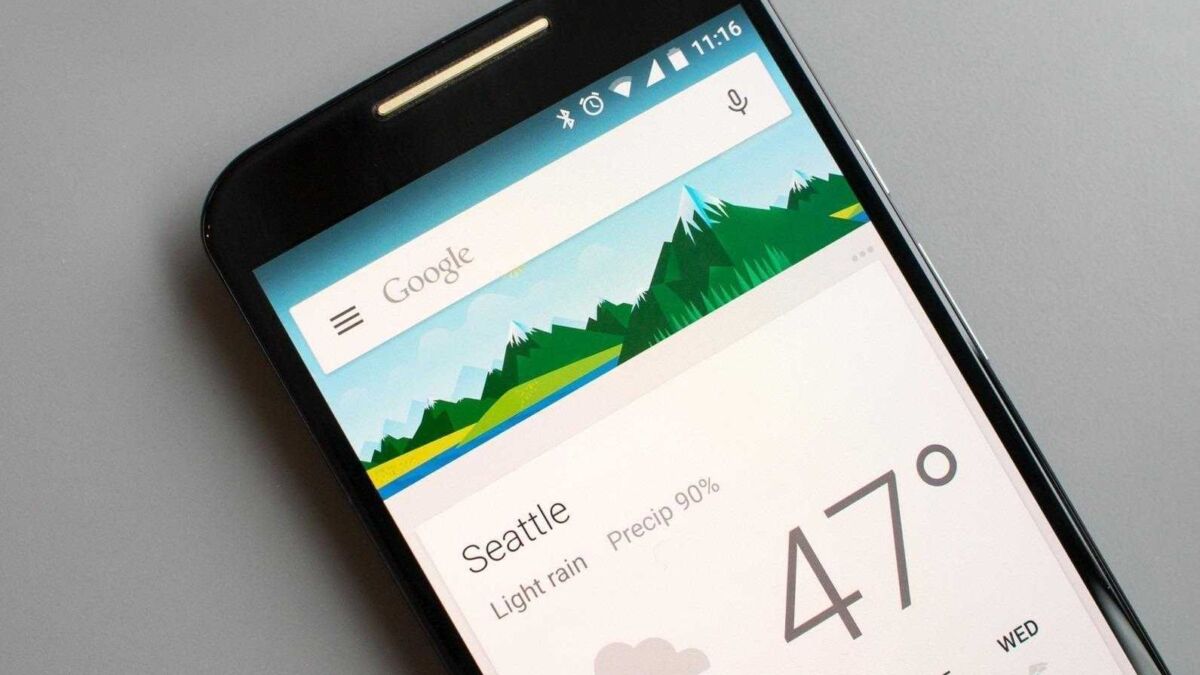 Смартфон Google Pixel с отображением погоды и даты