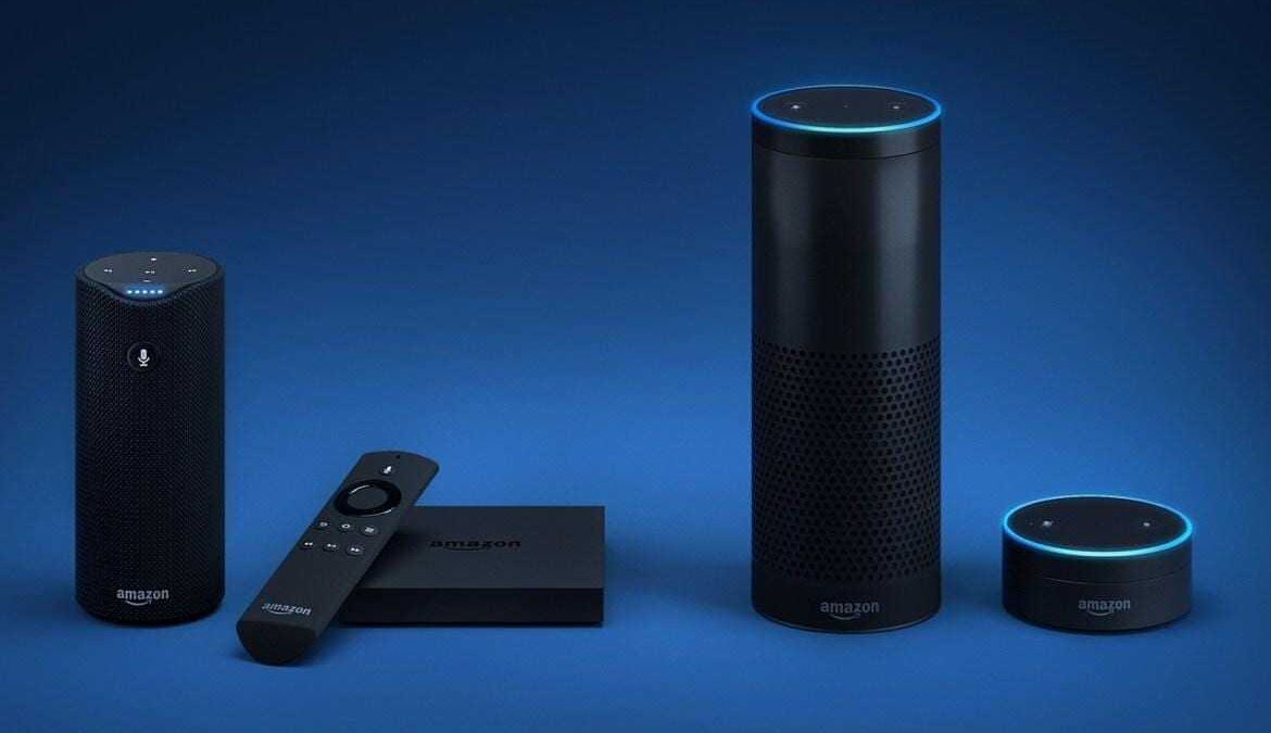 Три устройства Amazon с поддержкой Alexa на синем фоне