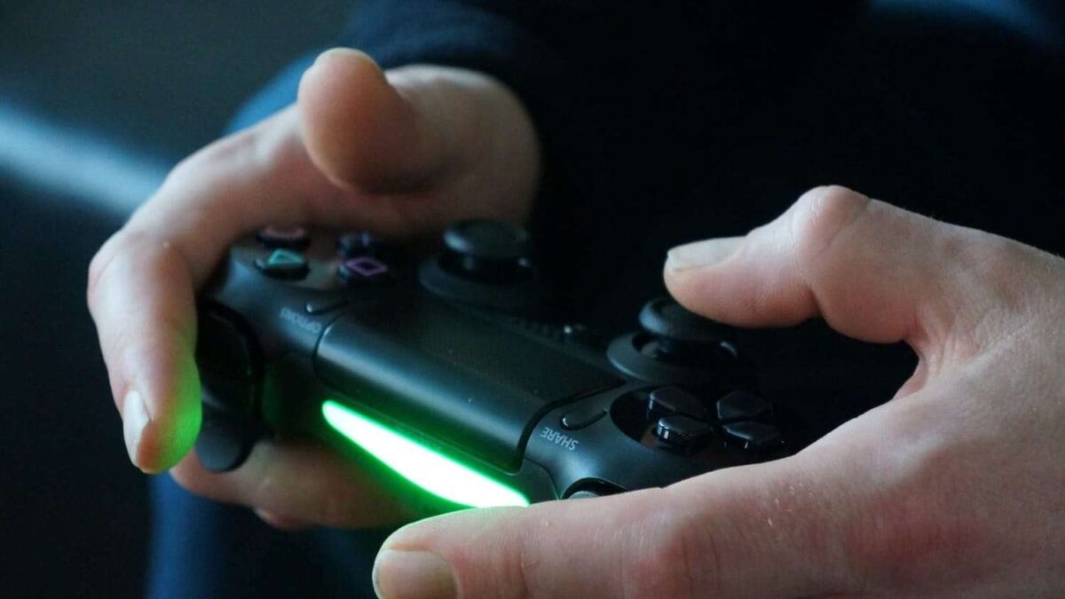 Игровая консоль PlayStation 5 с подсветкой зелёным светом