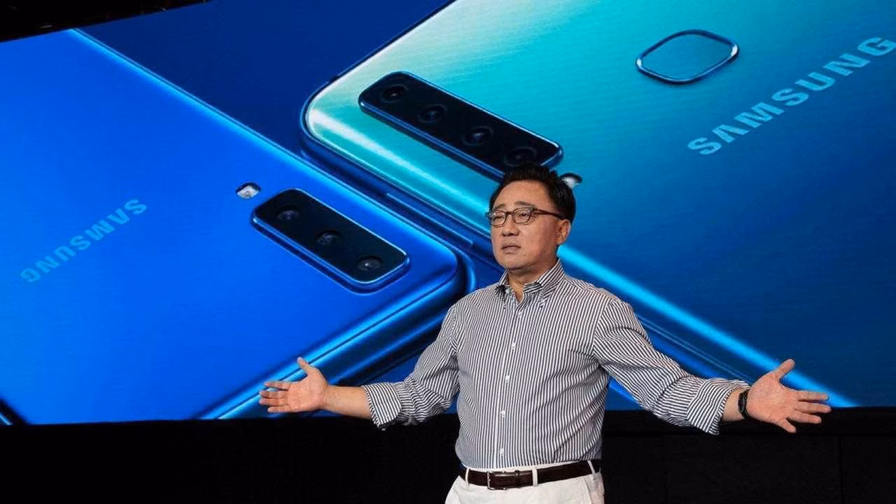 Samsung представила первый смартфон с четырьмя камерами 2 7