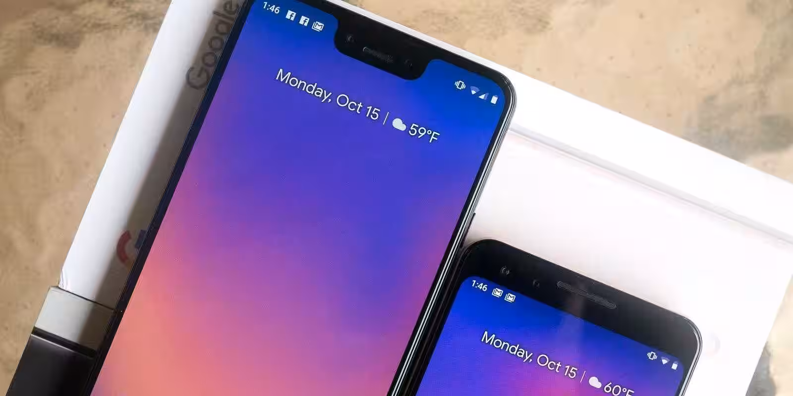 Два смартфона Google Pixel на коробке с экраном