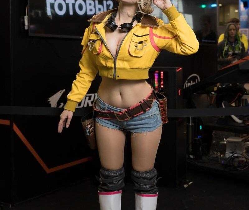 Косплей девушки в игровой тематике на ИгроМир 2018 с короткой шортой и чёрными наколенниками