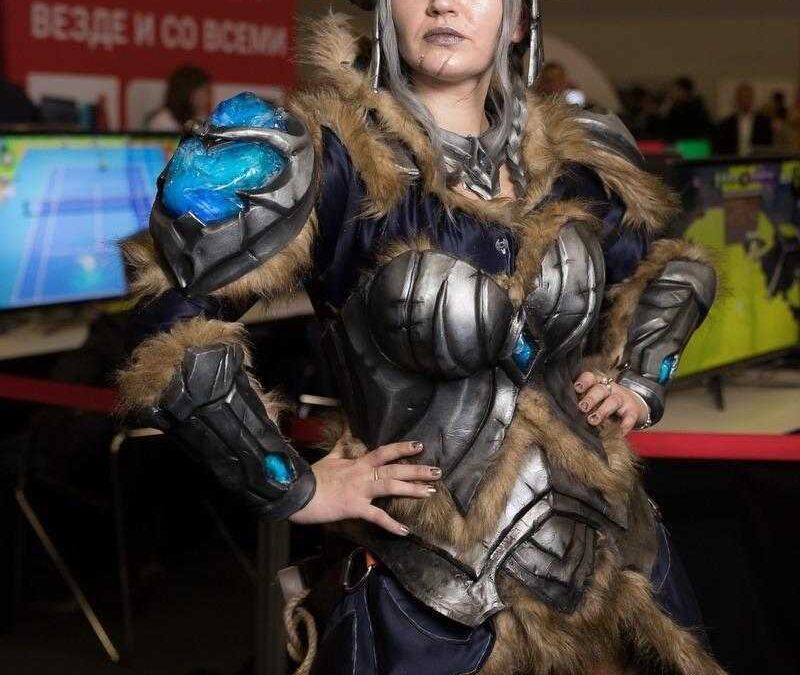 Косплей героини из World of Warcraft в детализированном костюме с рогами и броней
