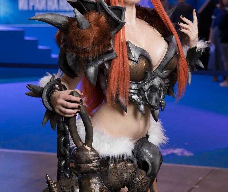 Косплей девушки в костюме воина с огромным оружием в стиле Warcraft на ИгроМир 2018